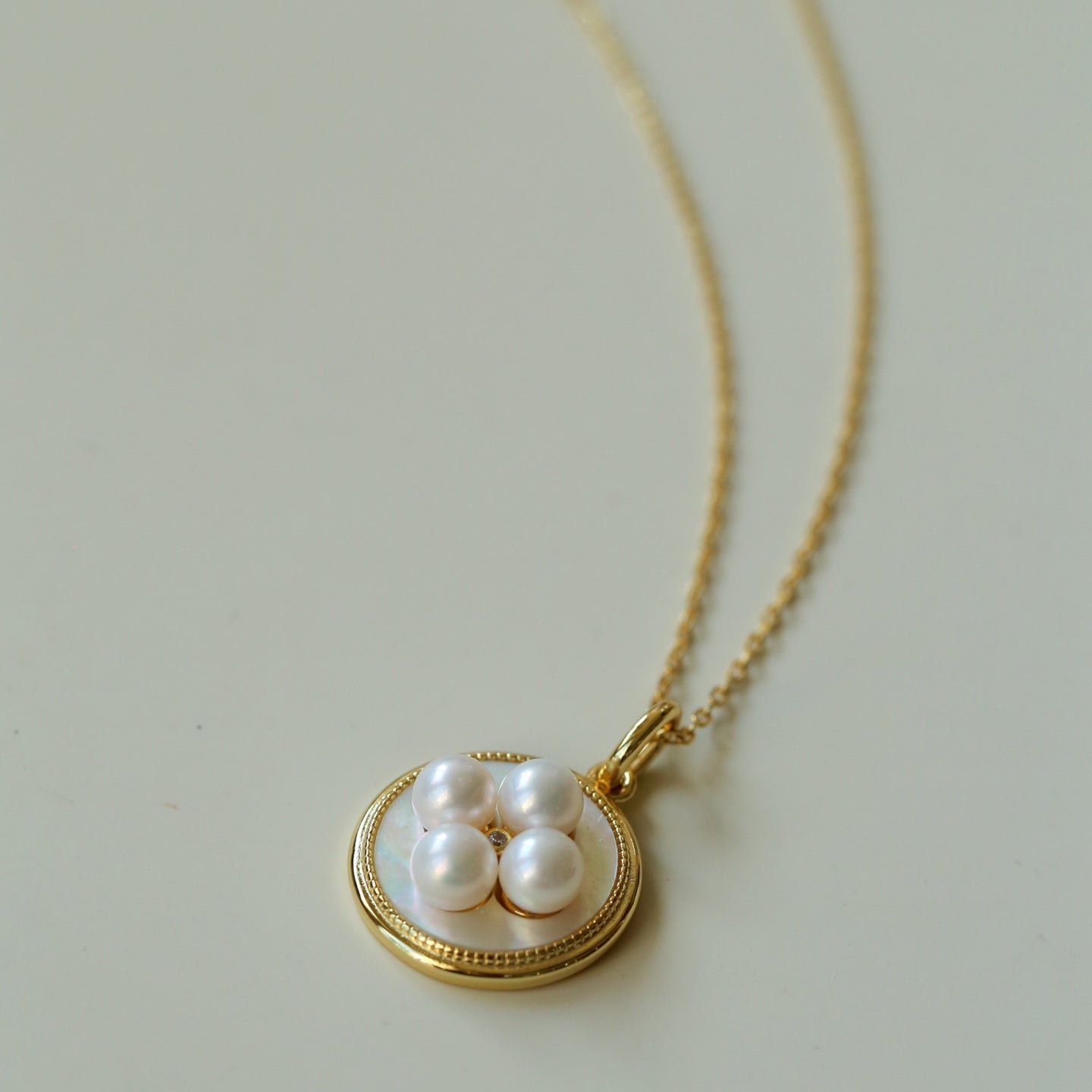 Round White Shell and Pearl Pendant Necklace - floysun