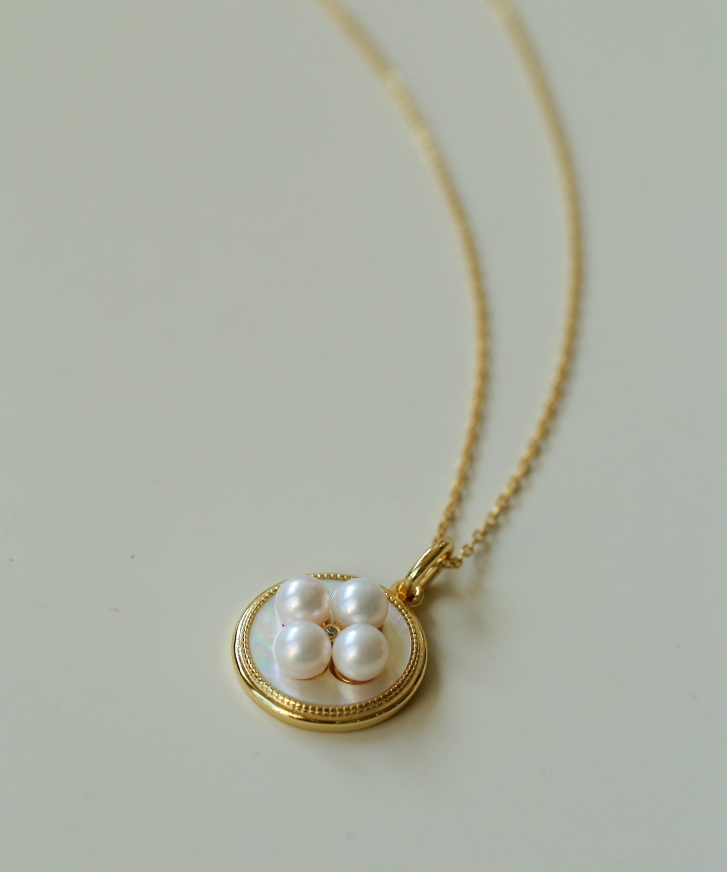 Round White Shell and Pearl Pendant Necklace - floysun