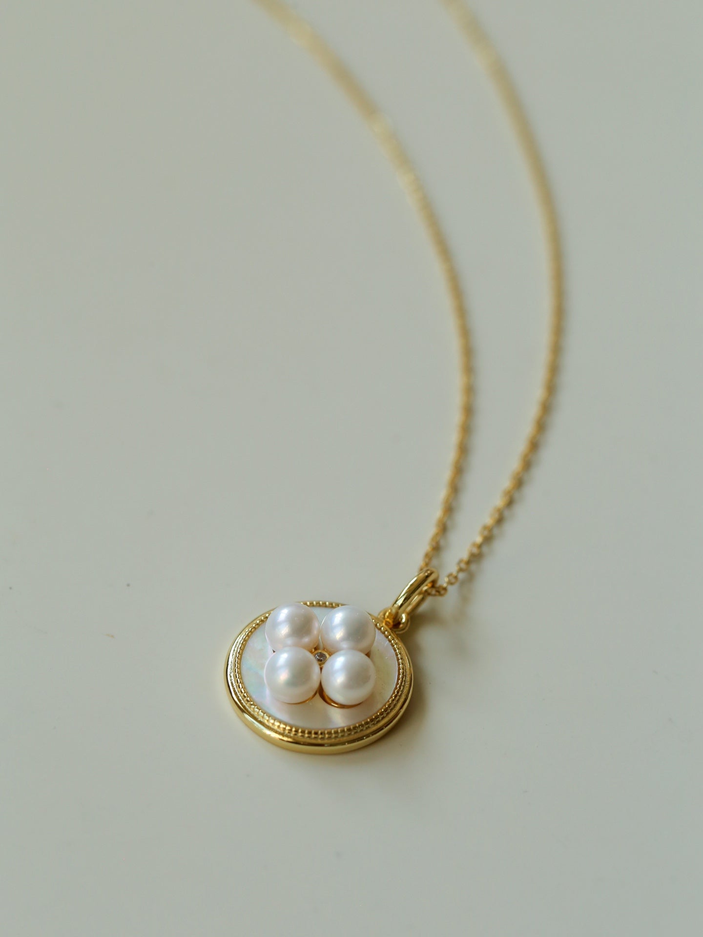 Round White Shell and Pearl Pendant Necklace - floysun