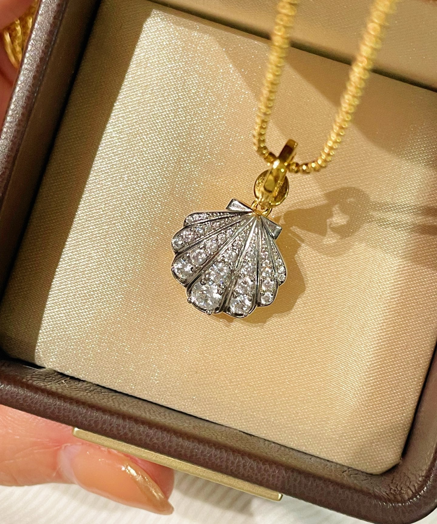 Silver Bling Shell Pendant Necklace with Gradient Lab - Grown Diamonds - floysun