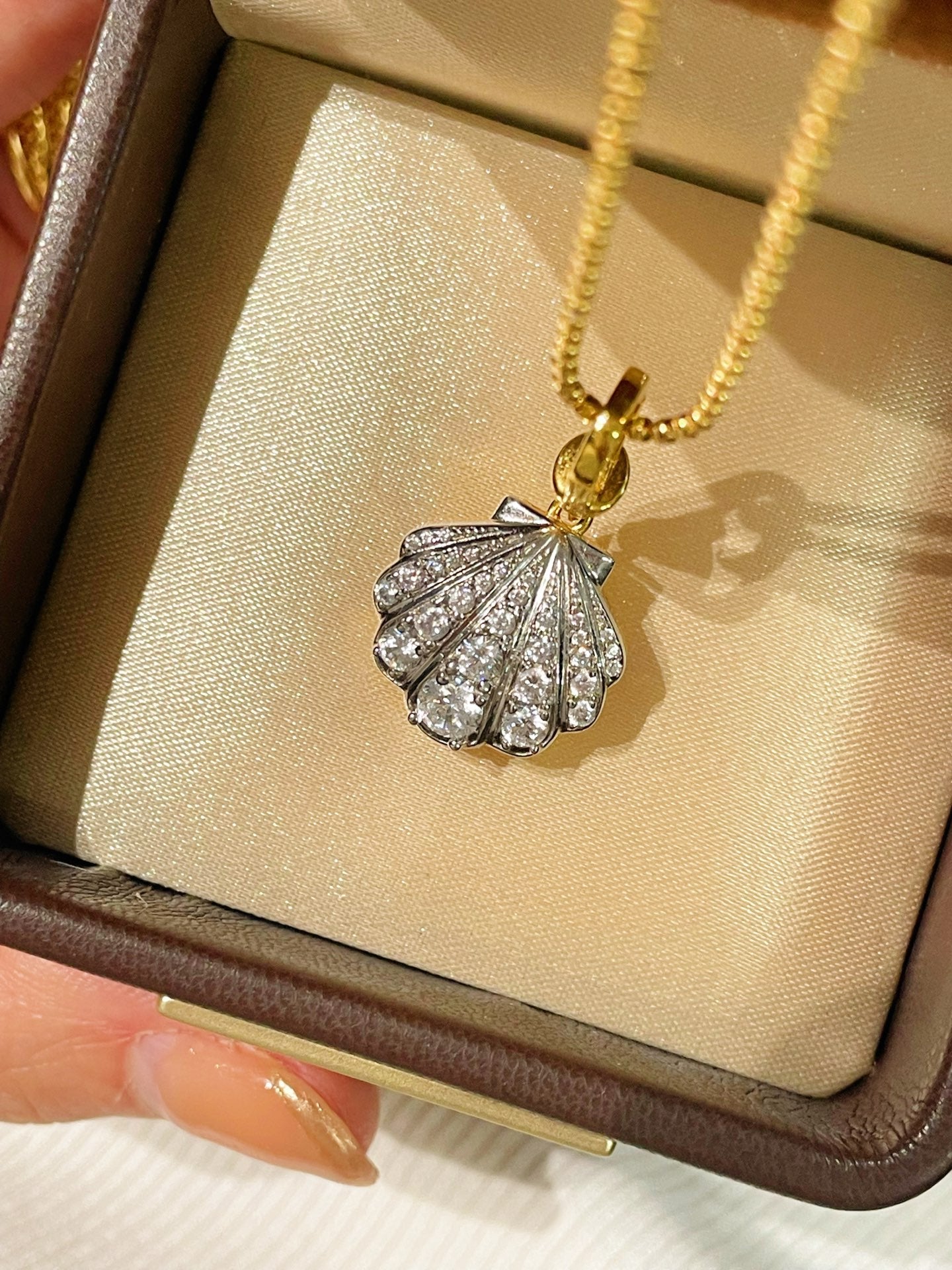 Silver Bling Shell Pendant Necklace with Gradient Lab - Grown Diamonds - floysun