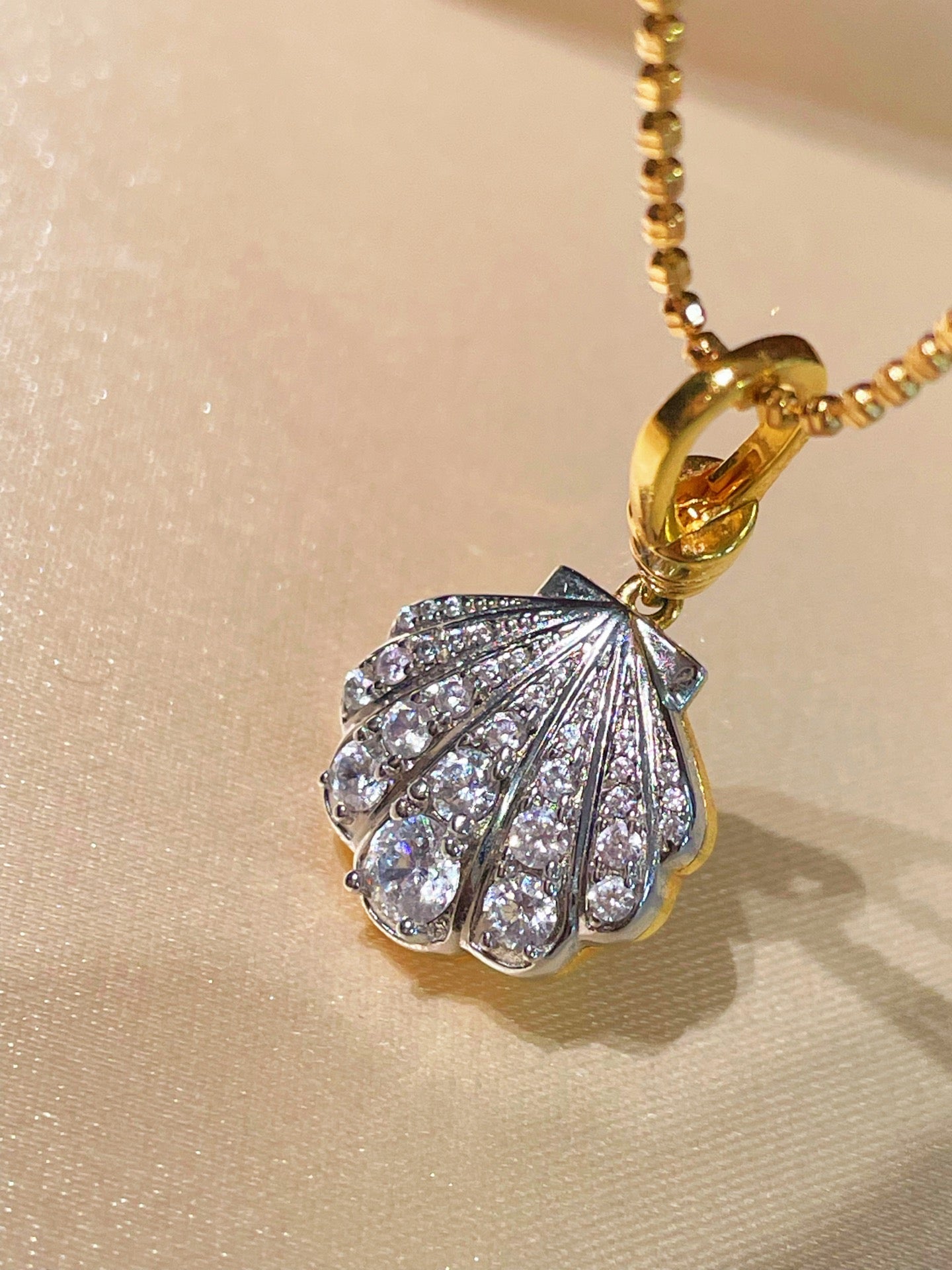 Silver Bling Shell Pendant Necklace with Gradient Lab - Grown Diamonds - floysun