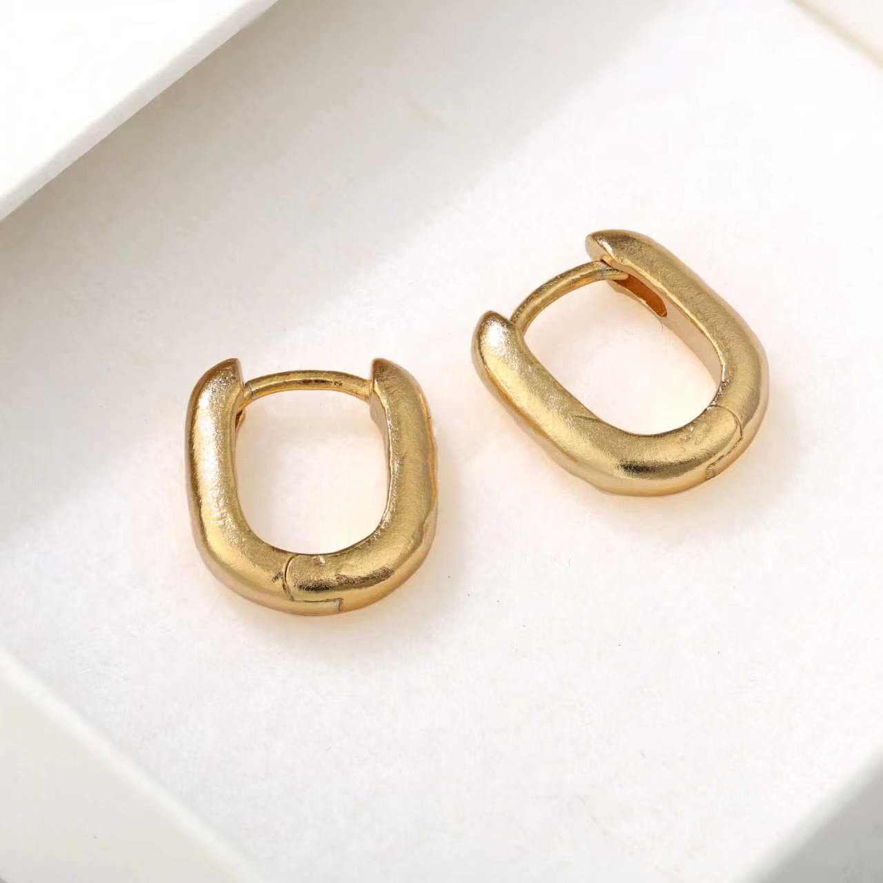 Textured U‑Shape Two‑Tone Huggie Hoop Earrings - floysun