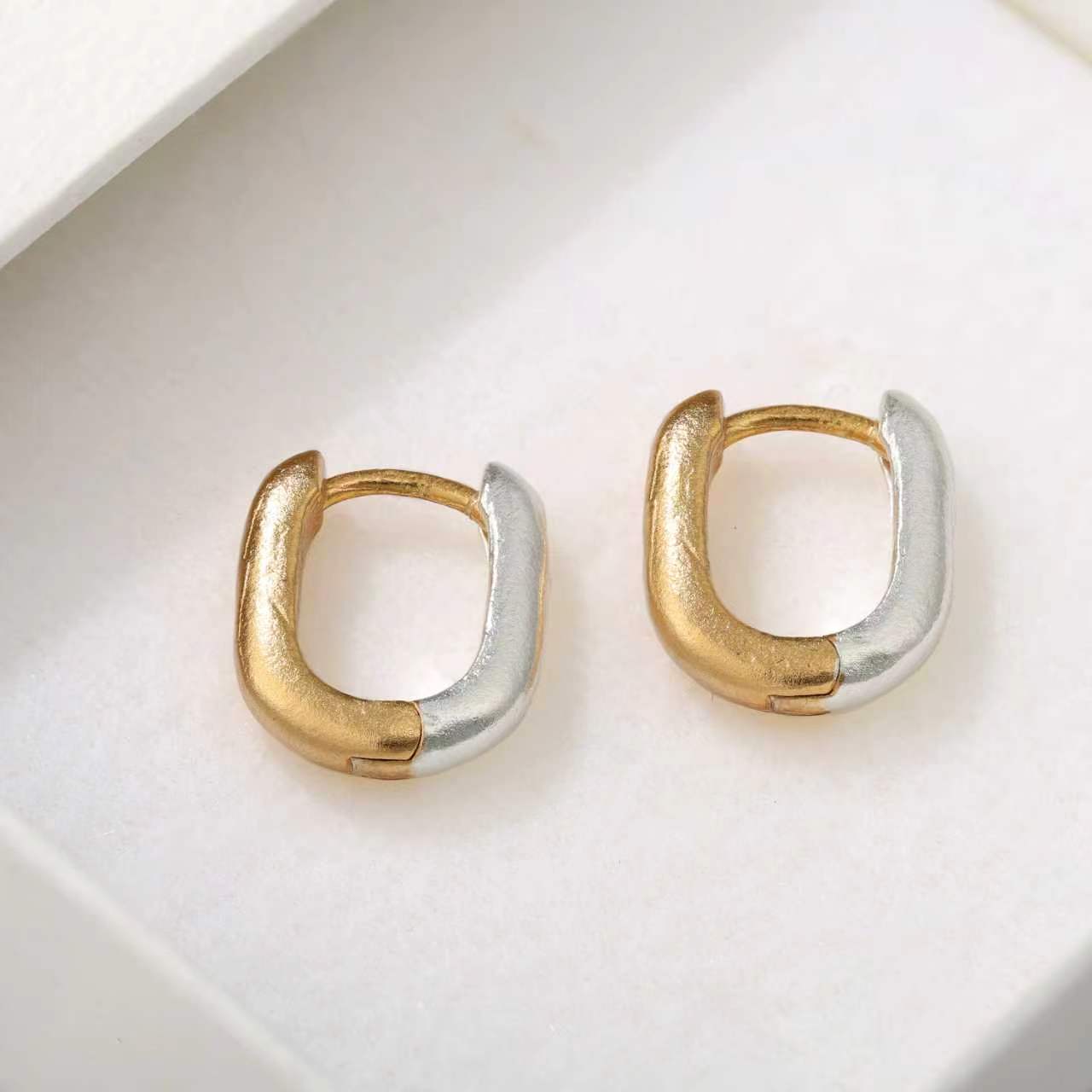 Textured U‑Shape Two‑Tone Huggie Hoop Earrings - floysun