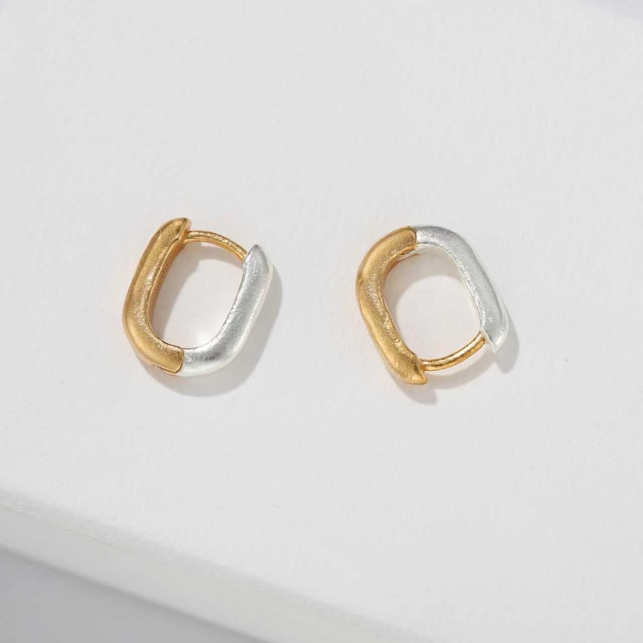 Textured U‑Shape Two‑Tone Huggie Hoop Earrings - floysun
