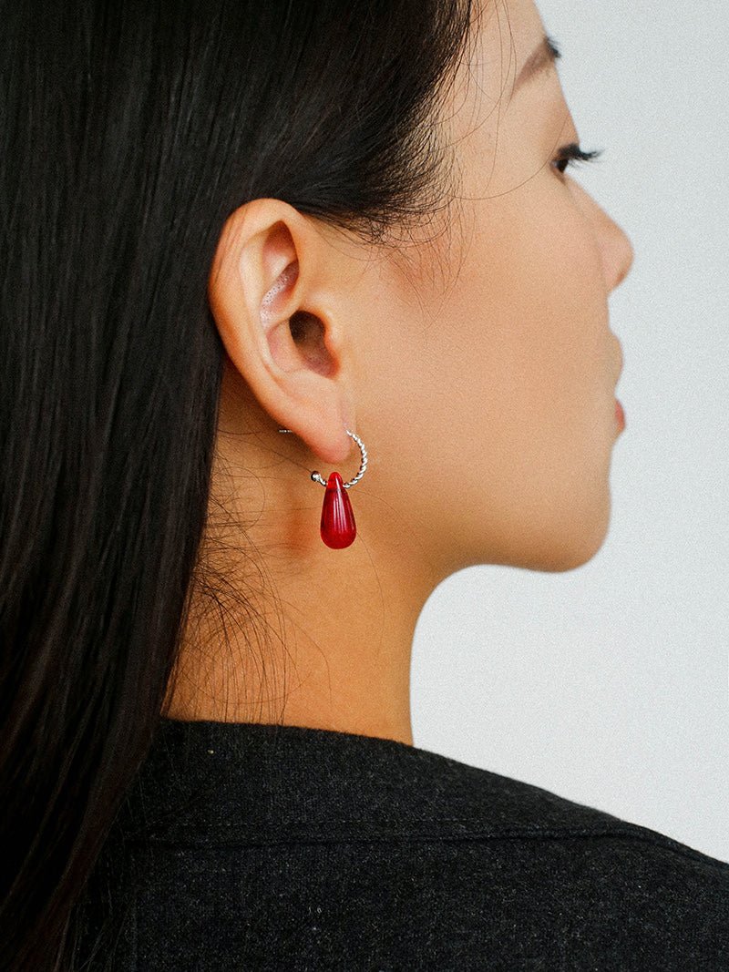 Twisted Hoop Drop Earrings with Red Glass – Silver - floysun