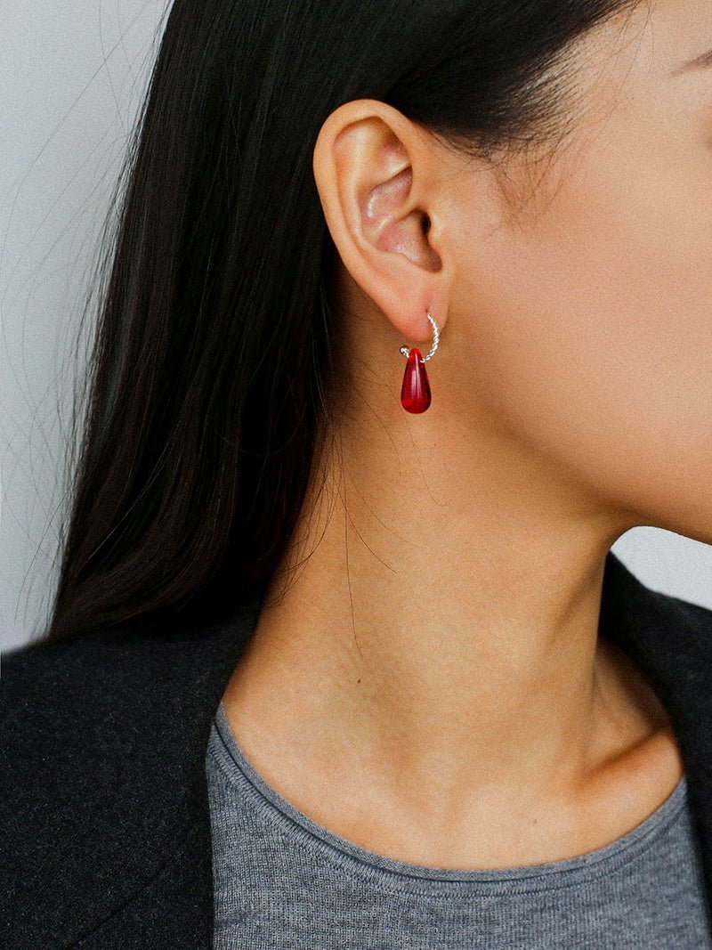 Twisted Hoop Drop Earrings with Red Glass – Silver - floysun