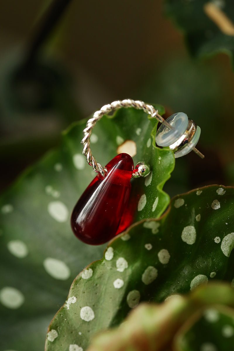 Twisted Hoop Drop Earrings with Red Glass – Silver - floysun