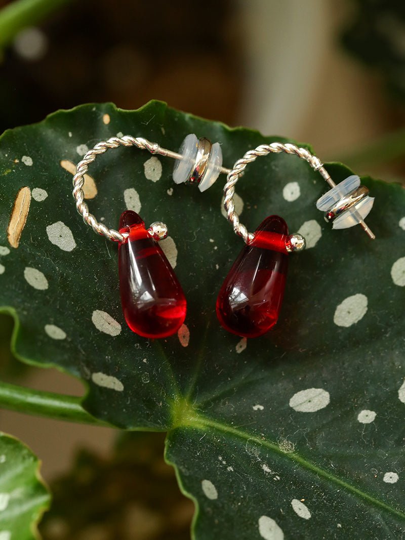 Twisted Hoop Drop Earrings with Red Glass – Silver - floysun