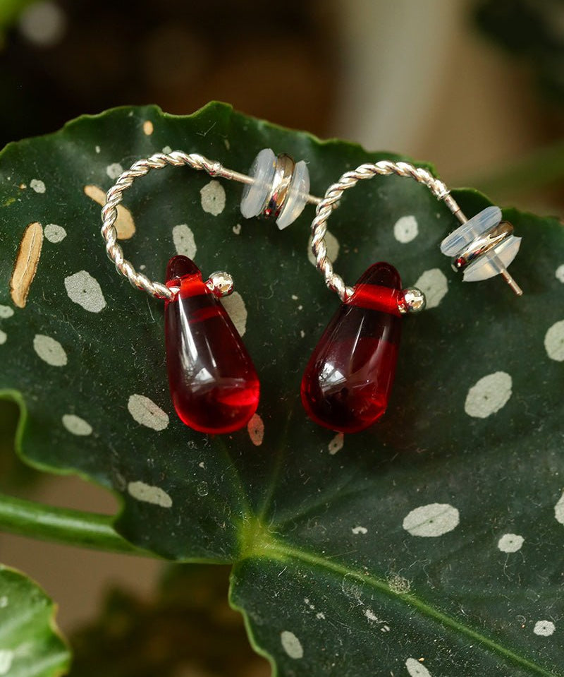 Twisted Hoop Drop Earrings with Red Glass – Silver - floysun