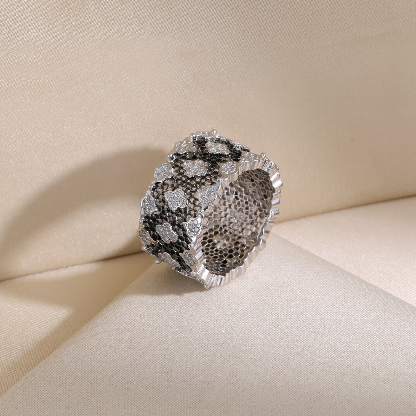 Two-Tone Clover Pavé Lace Band Ring - floysun