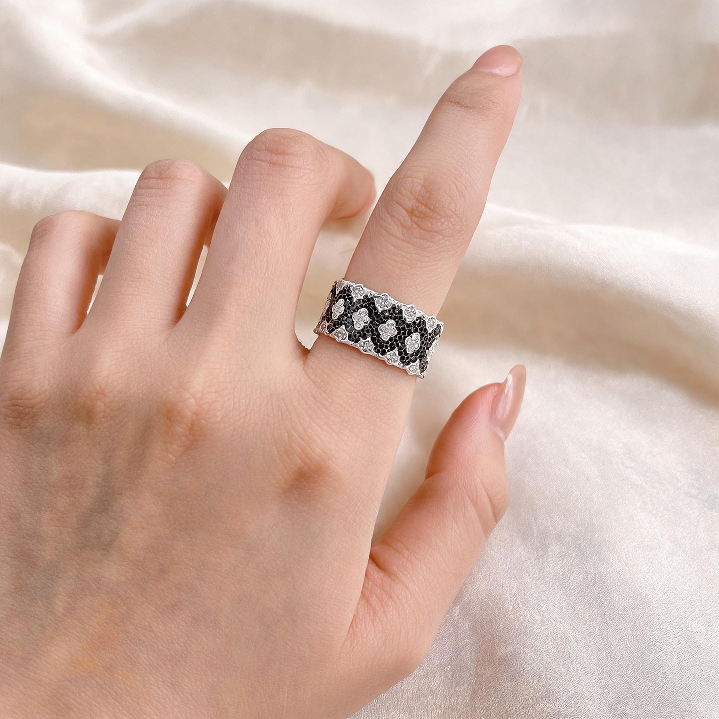 Two-Tone Clover Pavé Lace Band Ring - floysun