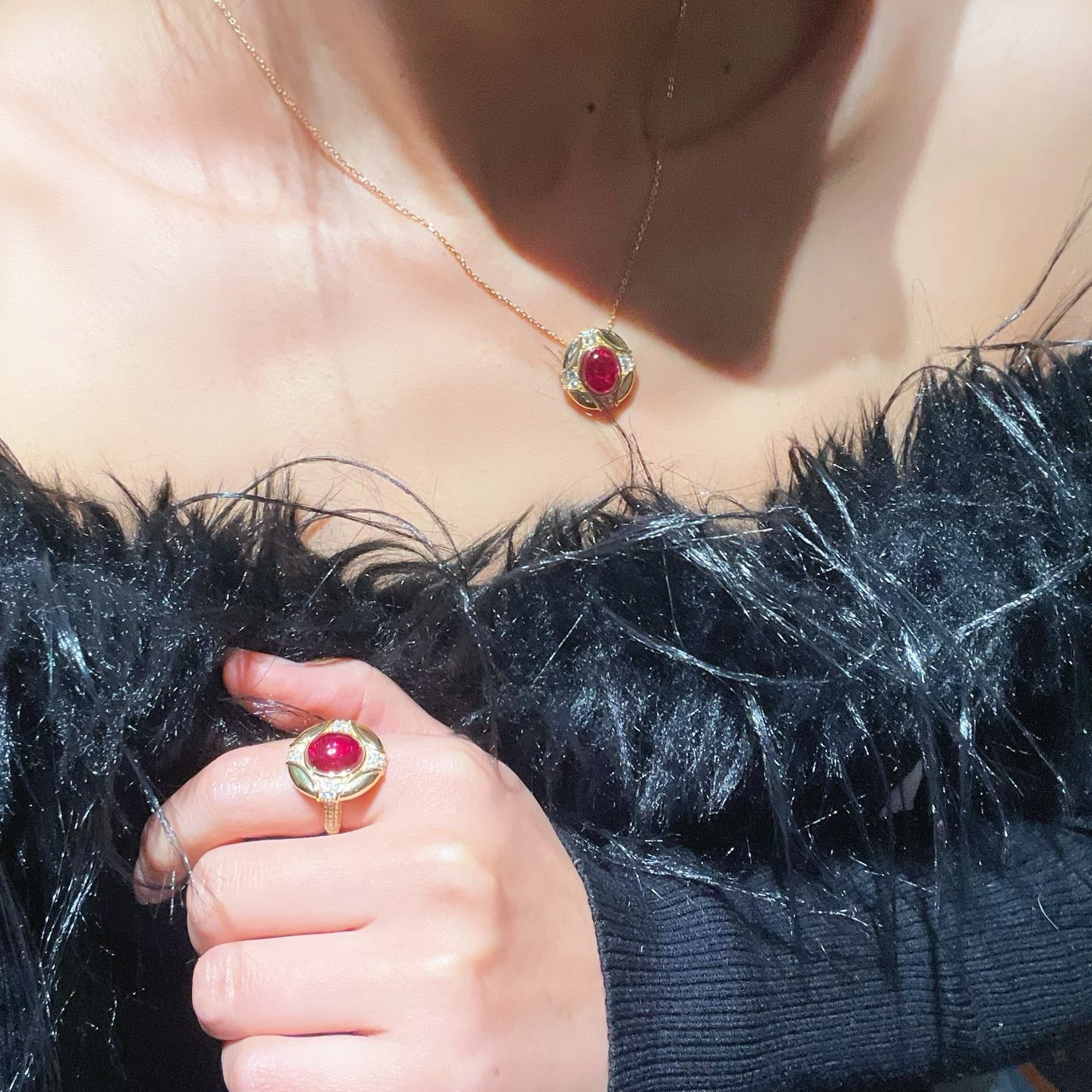 Vintage Regal Ruby Cabochon Pendant Necklace - floysun