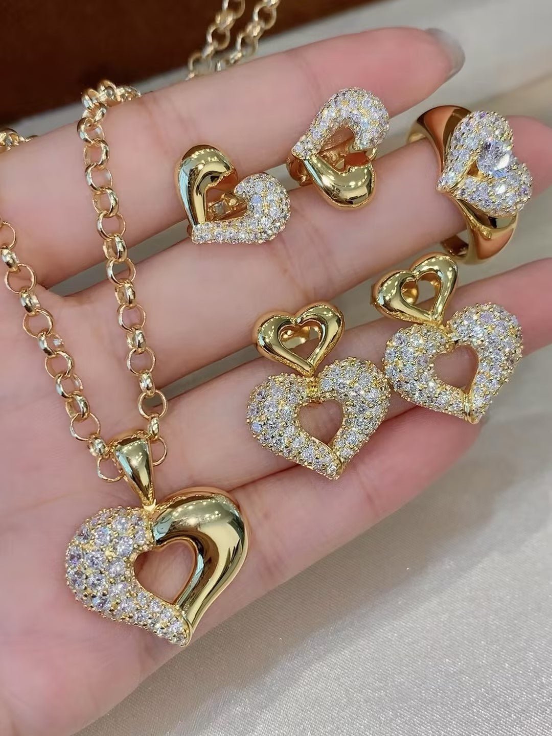 Vintage Two-tone Heart High Carbon Diamond Huggie Earrings - floysun