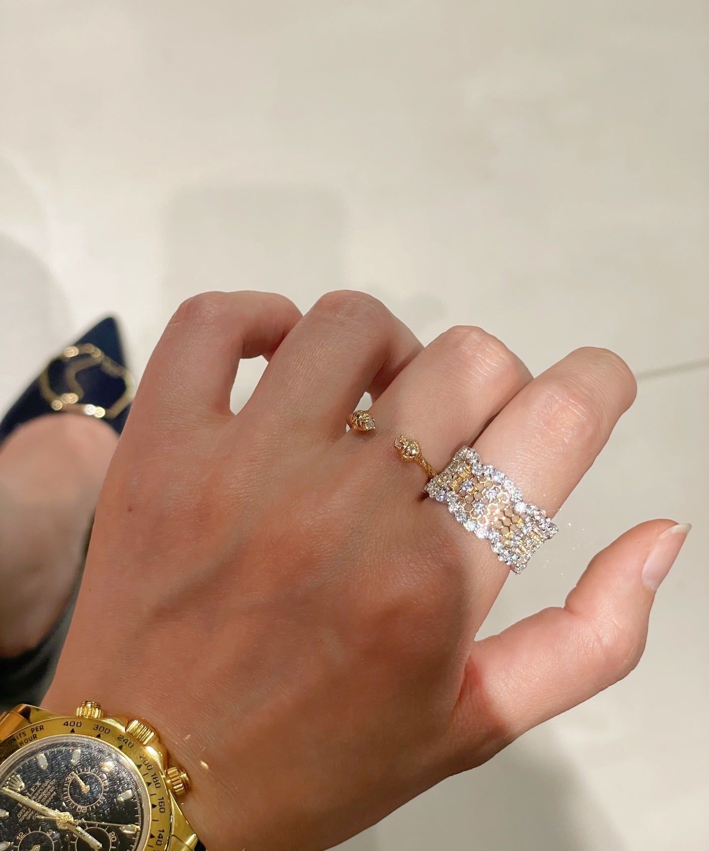 Vintage Wide Honeycomb Openwork Ring with Simulated Diamonds - floysun