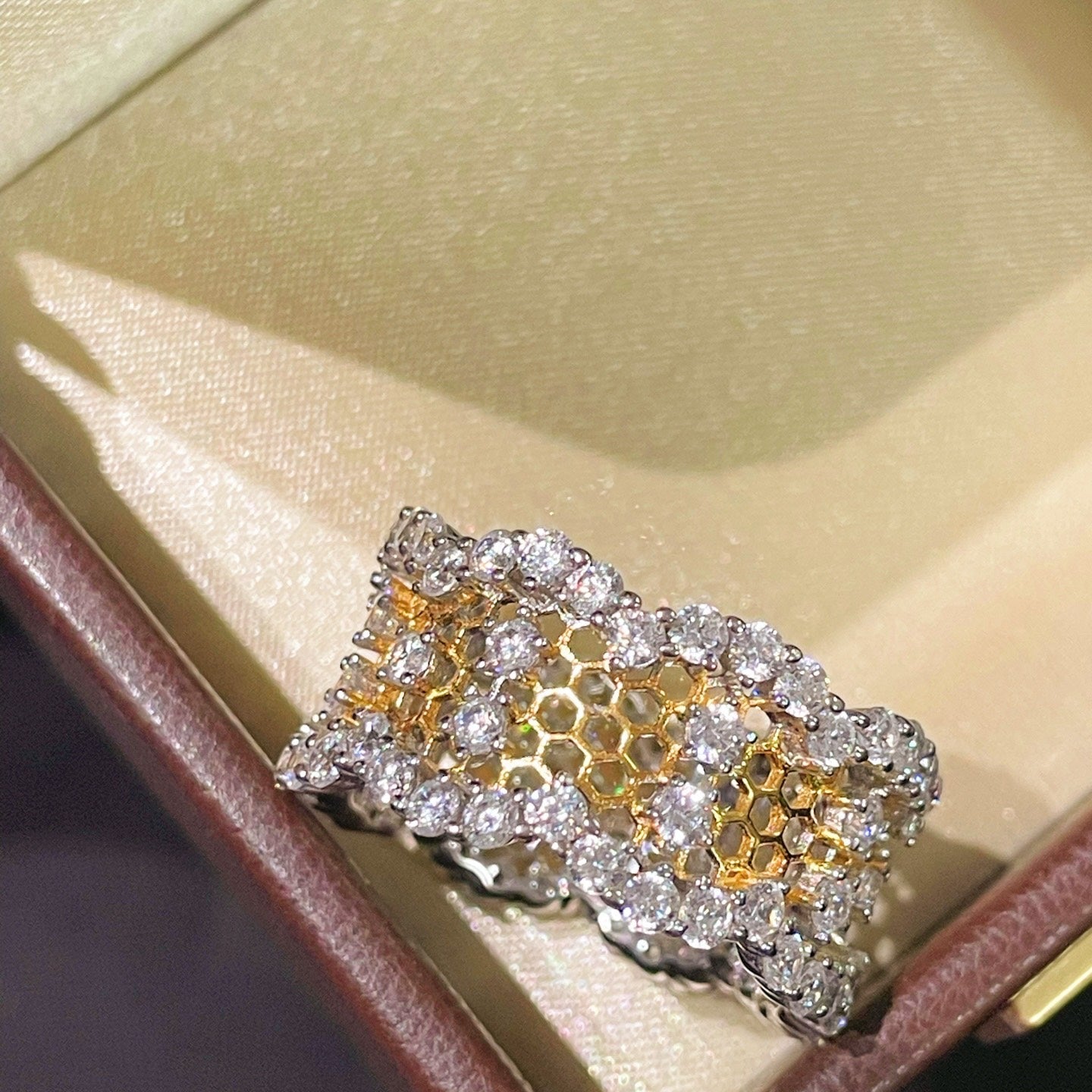 Vintage Wide Honeycomb Openwork Ring with Simulated Diamonds - floysun