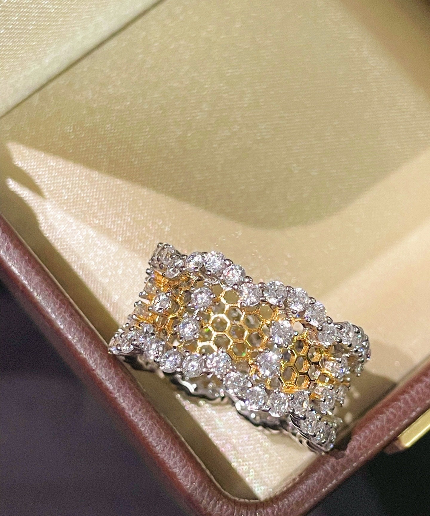 Vintage Wide Honeycomb Openwork Ring with Simulated Diamonds - floysun