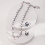 Halskette mit Anhänger aus silbergrauen Perlen