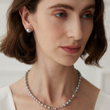 Halskette mit Anhänger aus silbergrauen Perlen