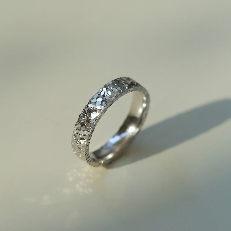 Minimalistischer schlichter Ring mit Eisfragment