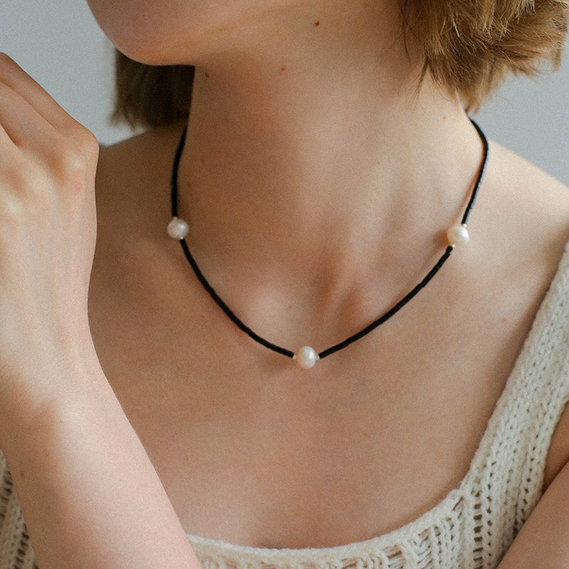 Minimalistische, moderne Halskette aus Perlen und schwarzem Onyx