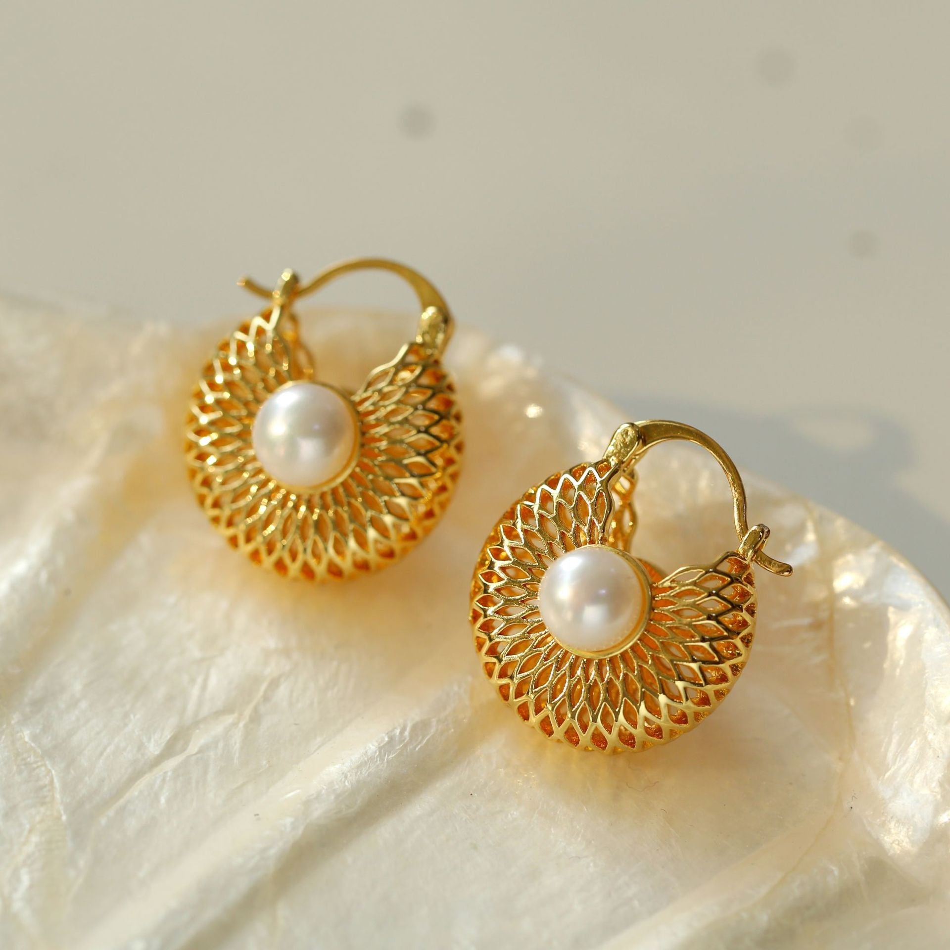 Vintage Hollow Flat Round Pearl Earrings - floysun