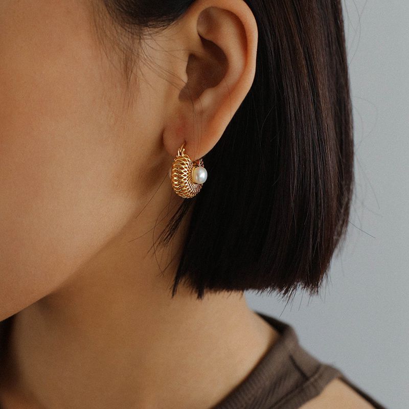 Vintage Hollow Flat Round Pearl Earrings - floysun